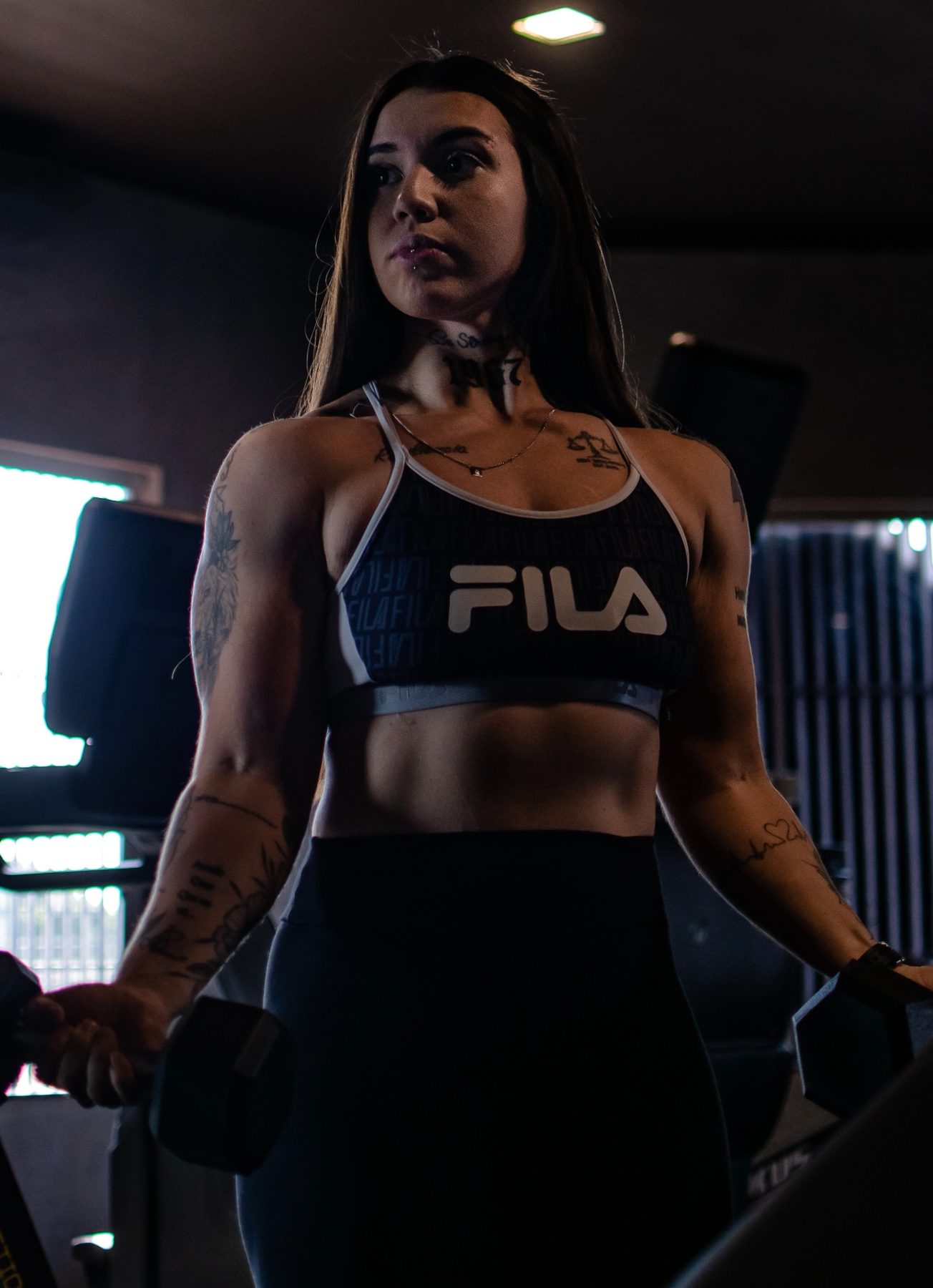 Karol Lima treinando com halteres